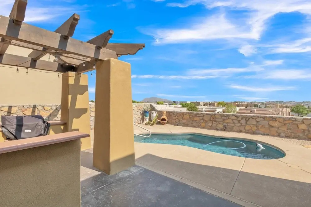 Relax & Rejuvenate: Pool, Sauna & Gym 3 Bedroom Home by RedAwning