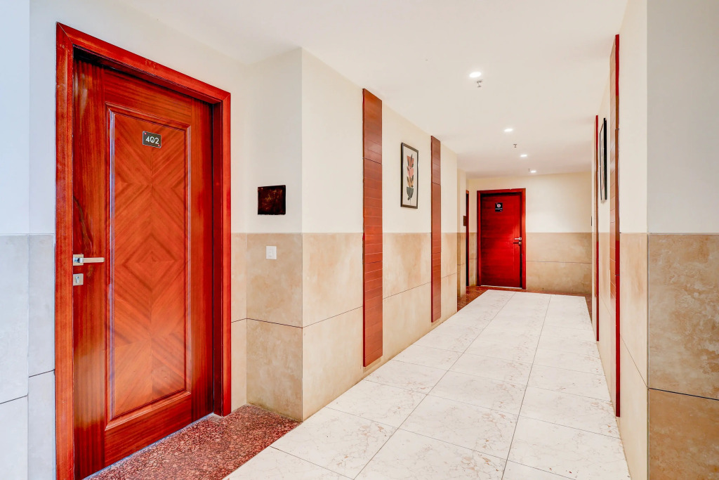 Super Townhouse Oak Sector 39 Medanta