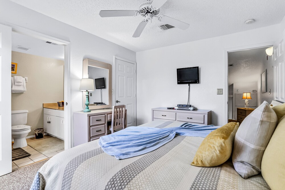Breezy Townhouse With a Pool, hot Tub, Patio, Central AC, and Washer/dryer