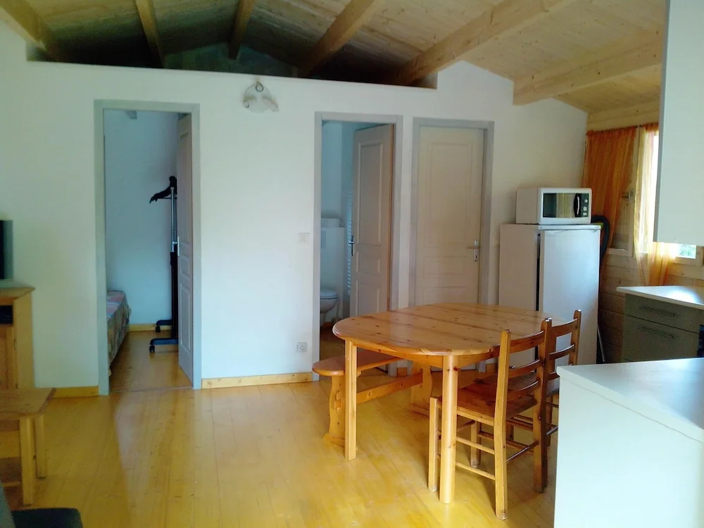 Chalet With 2 Bedrooms In Poussan With Enclosed Garden