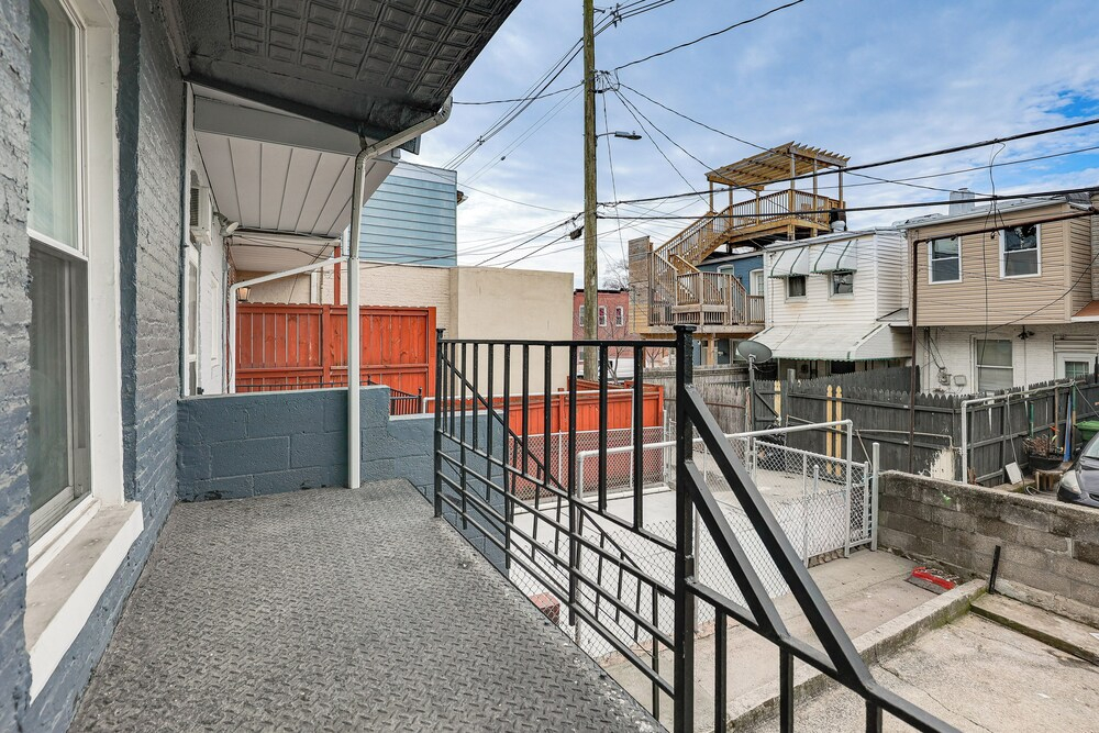 Walk to Patterson Park! Pet-friendly Townhome