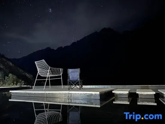 Upper trekking route·Cloud  Way·Snowy mountain view homestay