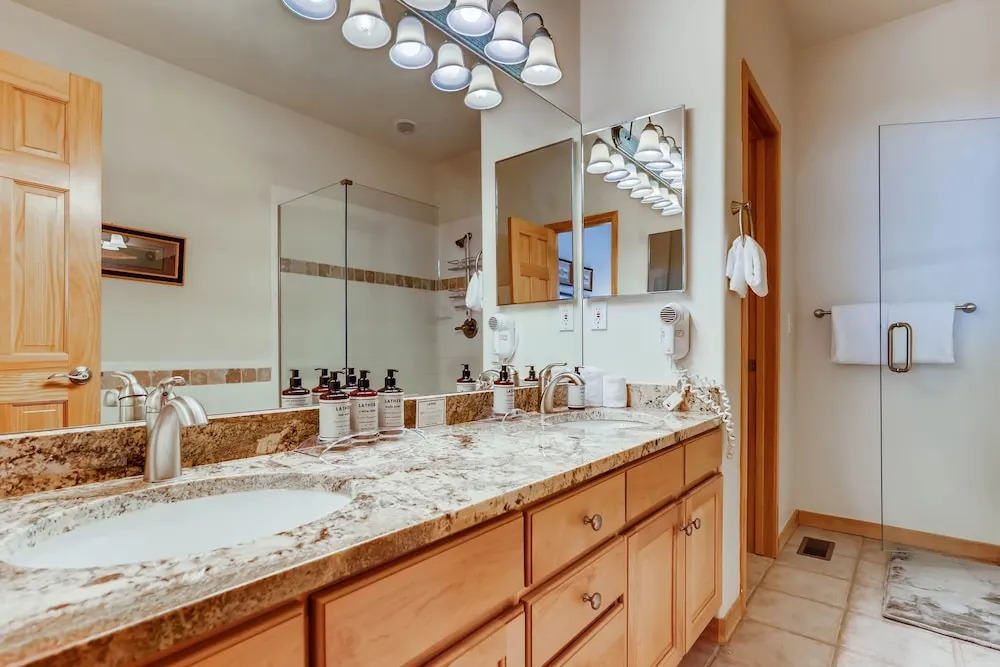 Premiere 2br Townhome - Shuttle To Slopes. Kids Ski Free! 2 Bedroom Condo by RedAwning