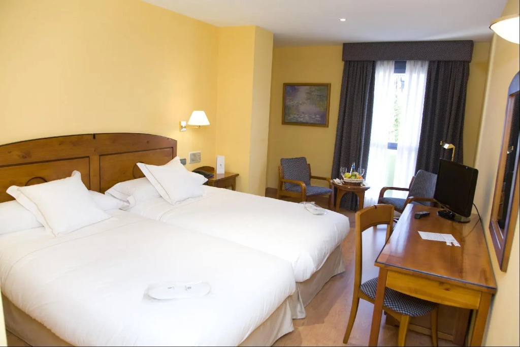 Apartamentos Plaza de Santiago - Estudios Turisticos - 1 LLAVE