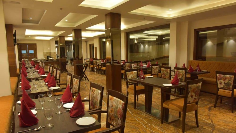 Royale Retreat Hotel & Spa Near Mall Road