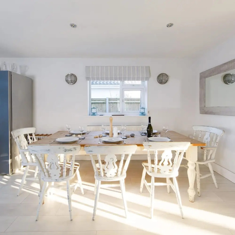 4BR Beach House sleeps 10 - 5 mins walk to the Sea