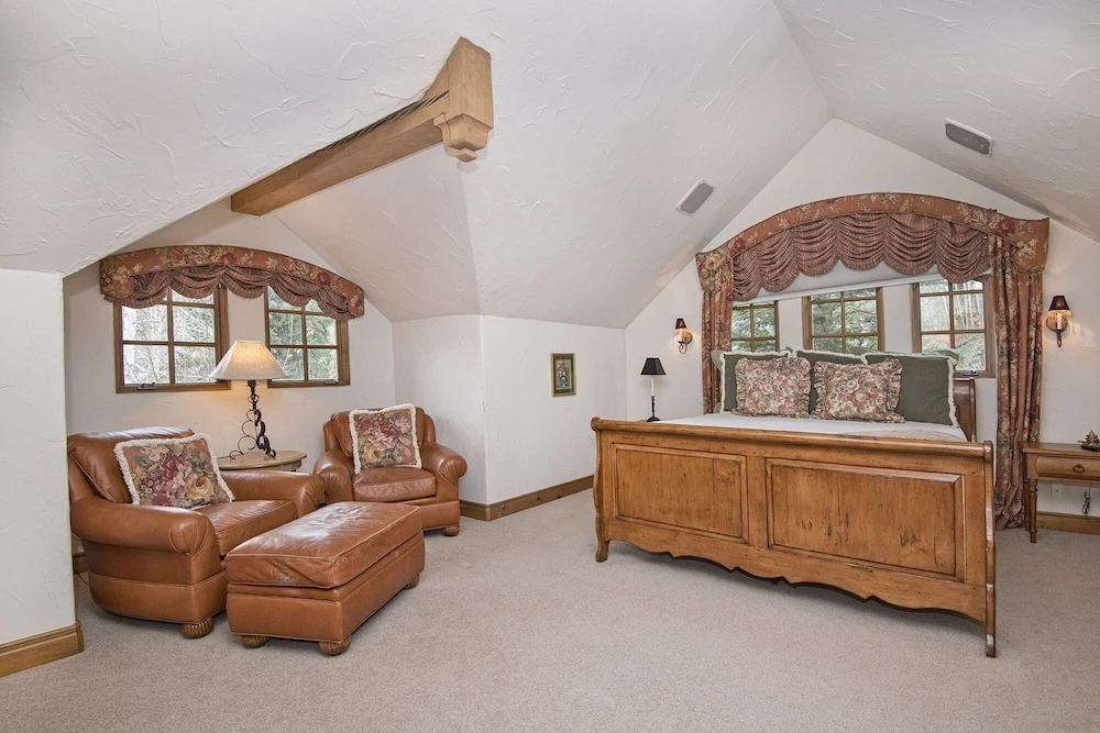 349 Holden Rd. 5 Bedroom Home by RedAwning