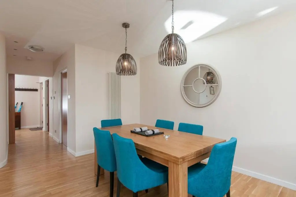 379 Luxury 3 Bedroom City Centre Apartment With Private Parking and Lovely Views Over Arthur s Seat