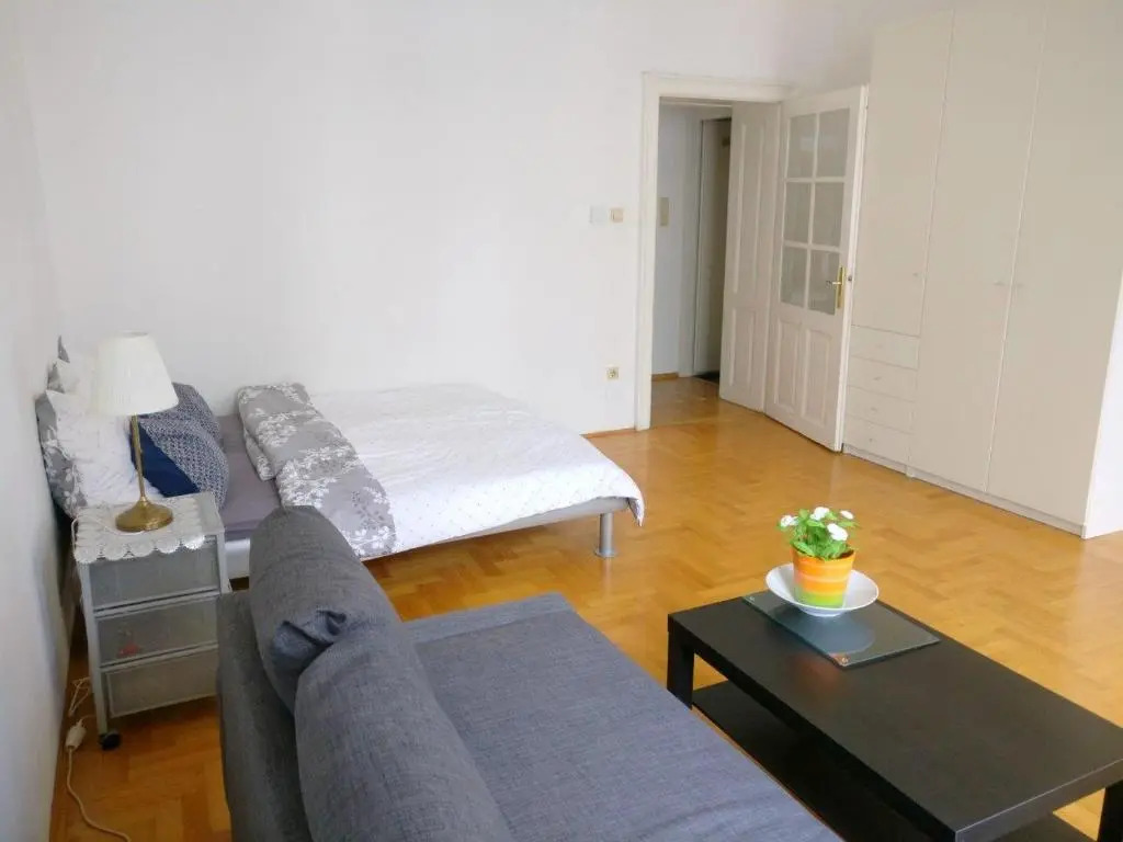 Stylish & Central by JR City Apartments