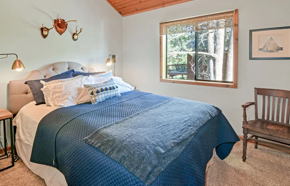 11443 Northwoods Blvd House Unit B - 2 Br home by RedAwning
