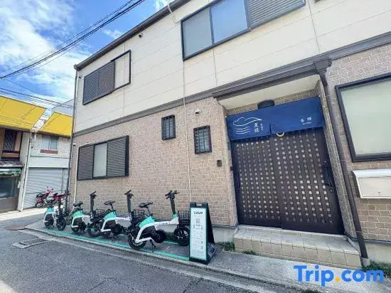 4 bedrooms, 2 bathrooms, 2 toilets, spacious house with convenient transportation