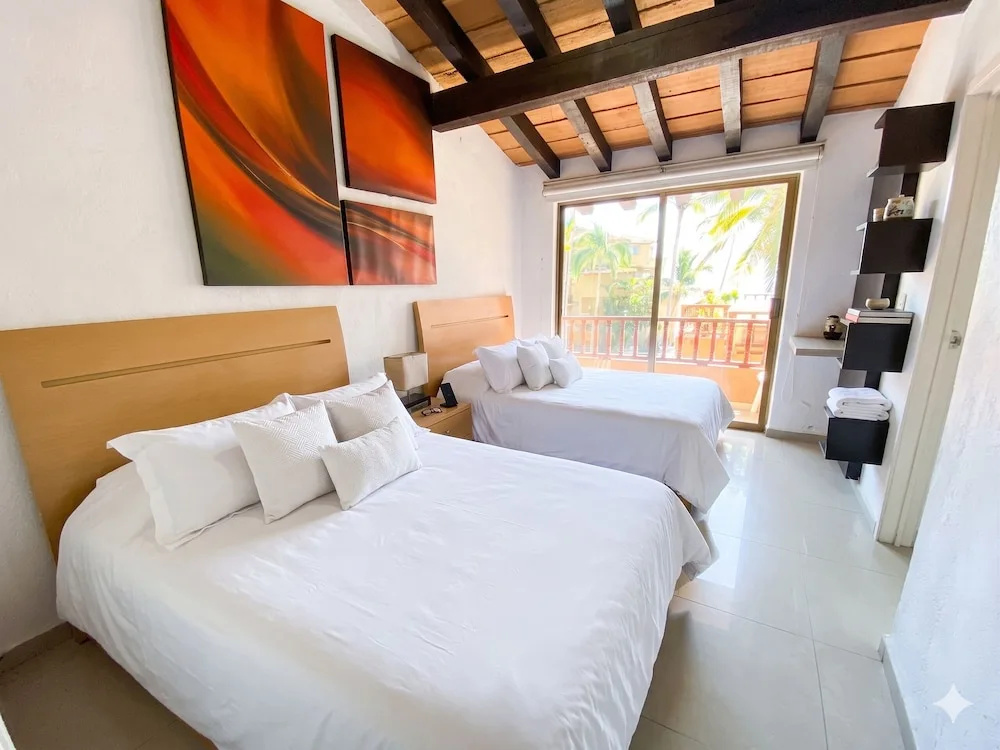 Oceanfront 5BR Villa by Monyxbnb