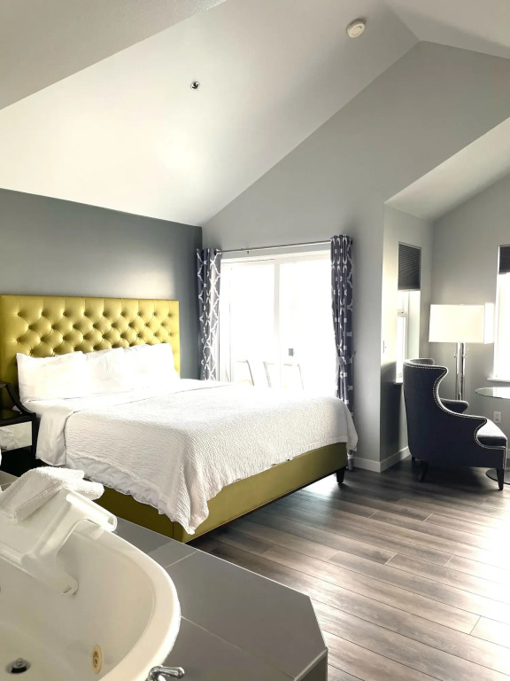 Tides Inn & Suites