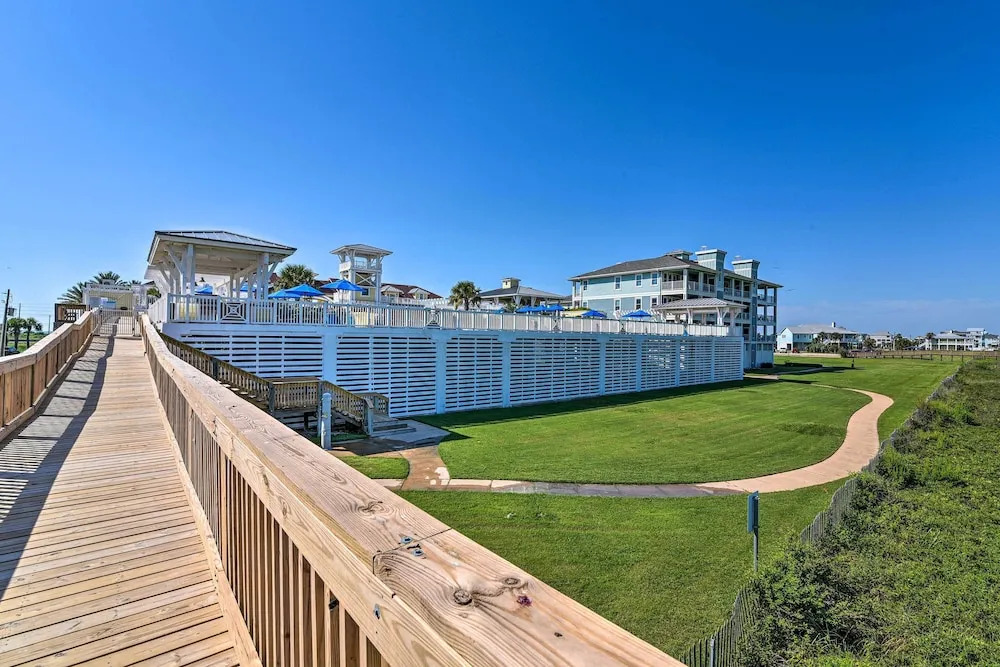 Gulf View + Beach Access: Galveston Resort Condo!