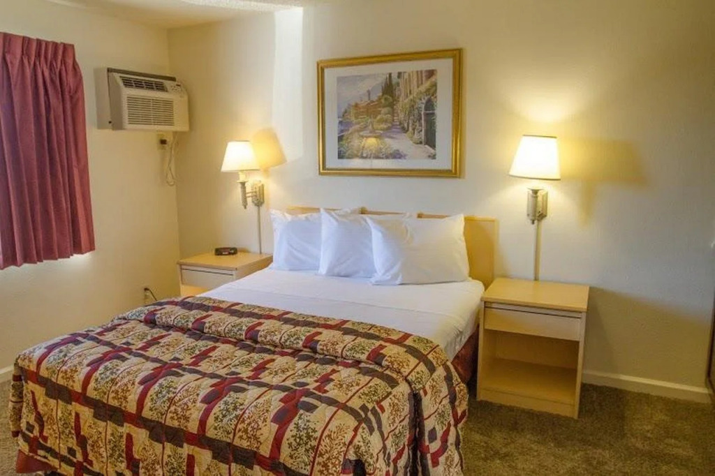 Отель California Suites