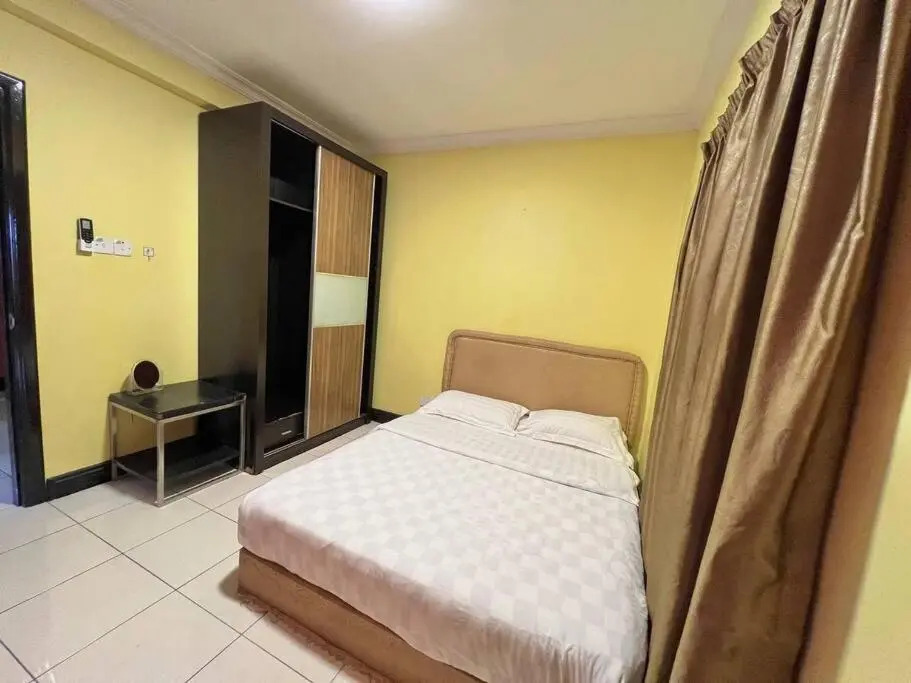 VACATION HOME PENTHOUSE MARINA COURT CONDO RESORT KOTA KINABALU 5 bedrooms 15 pax