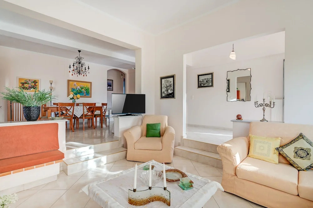 Light Filled Spacious Private Villa with Pool