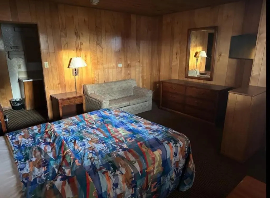 Love Hotels Western Holiday by OYO at Harlan Lake NE