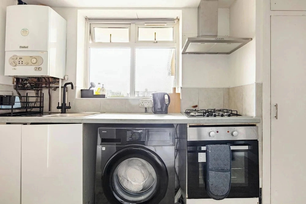 Central Wimbledon Stay! Free Parking & Fast Wifi, Long Stays Welcome