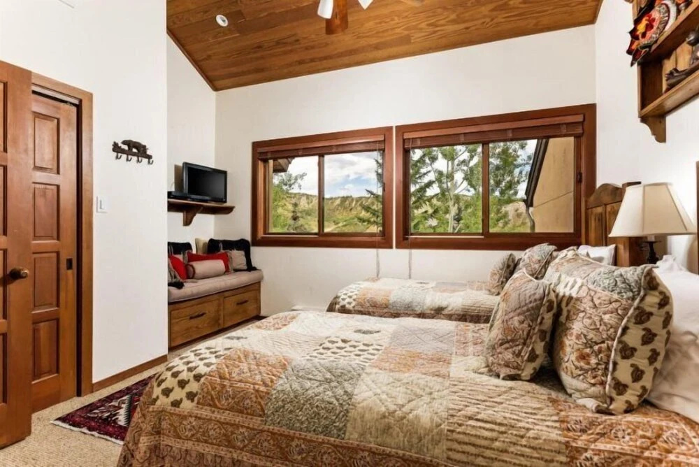 Snowmass Woodrun V 2 Bedroom Ski In, Ski Out Mountain Residence In The Heart Of Snowmass Village