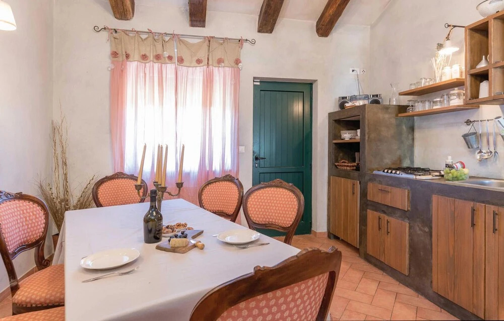 Nice Home in Liznjan With Wifi and 4 Bedrooms