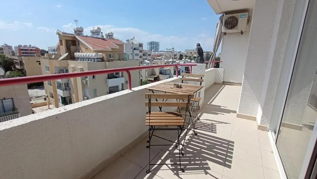 5 min to the Beach Holiday Shared Apartment incl NETFLIX - private ROOM in 3 bdr Apt