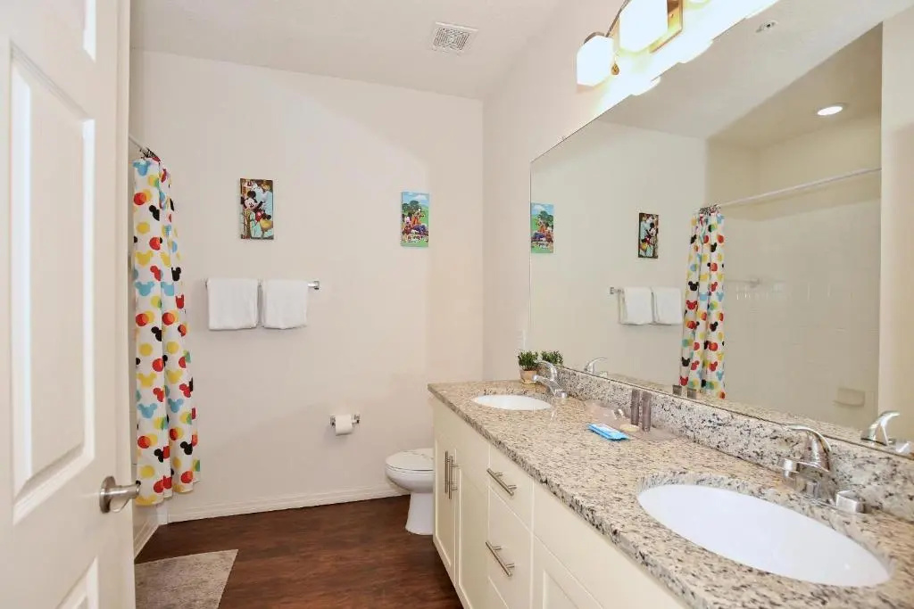 3 Bedroom townhouse in gated community with gym and pool 10 min to Disney