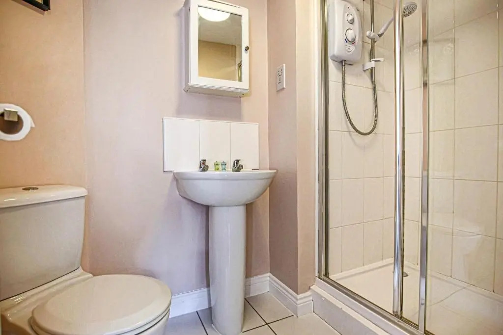 Cosy Two Bedroom, Two Bathroom Apartment in Milton Keynes by HP Accommodation - Free Parking and Wifi