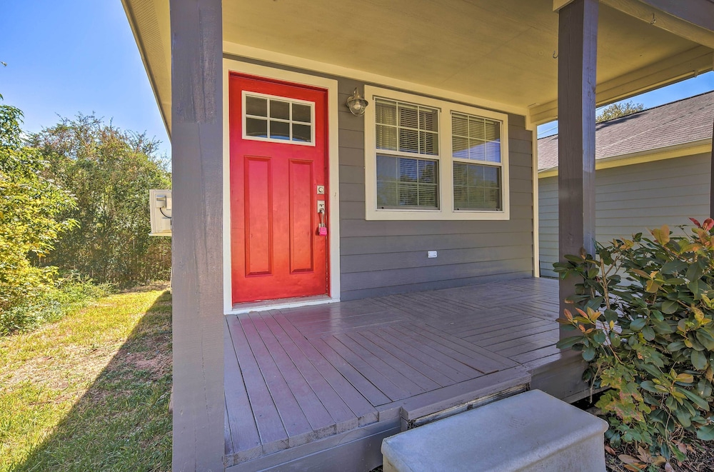 Cozy Montgomery Home: Walk to Lake Conroe!
