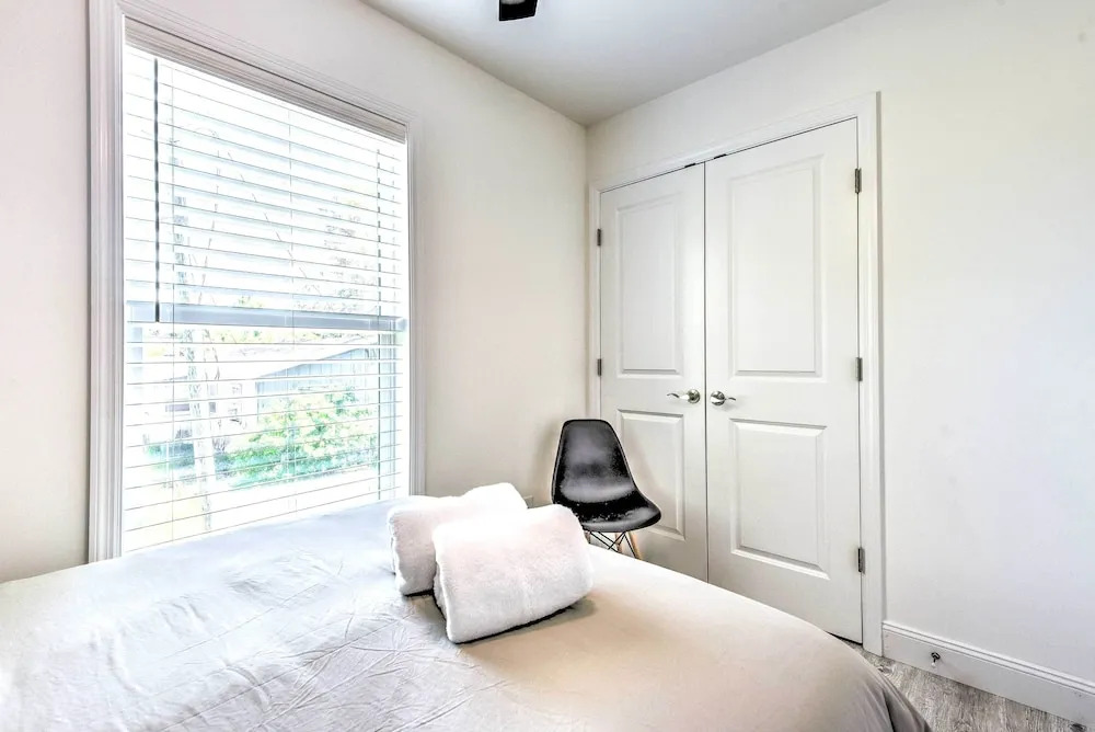 Near Downtown + Ocean: Sarasota Getaway