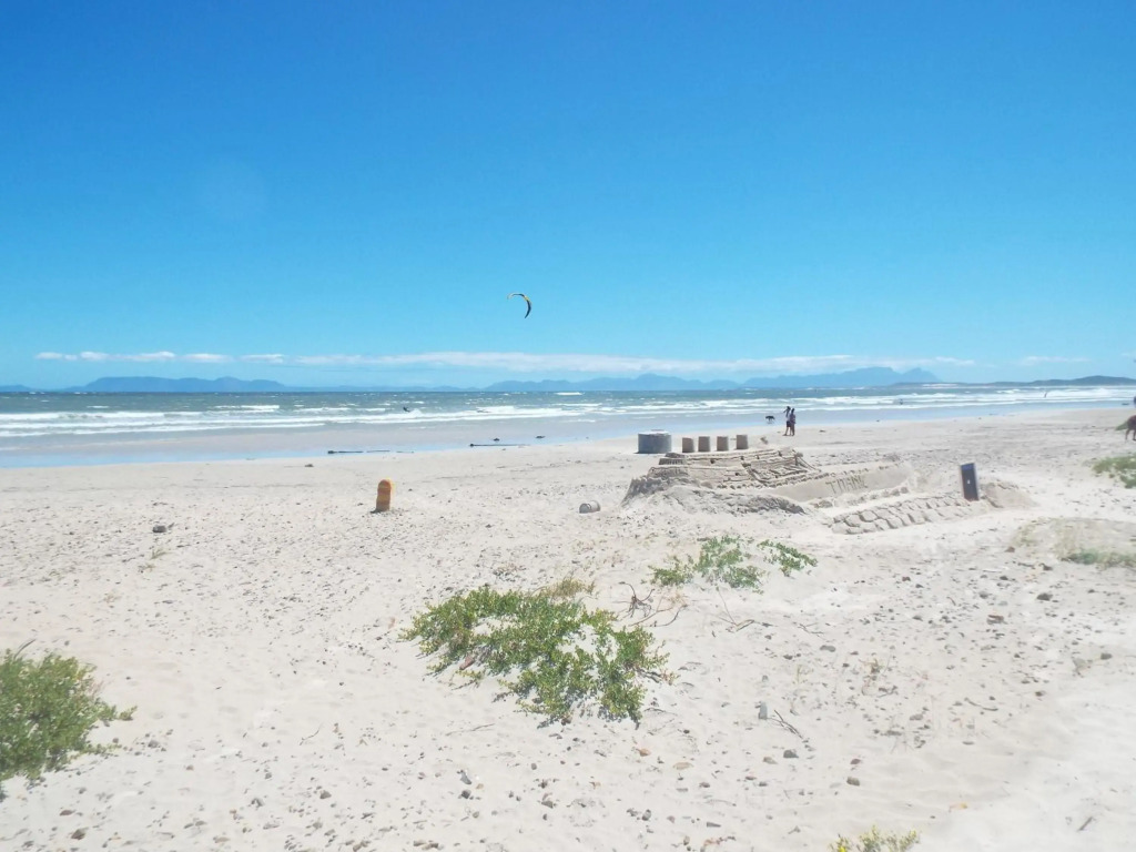 Lovely 2 bedroom self-catering apartment located 1 min from the beach