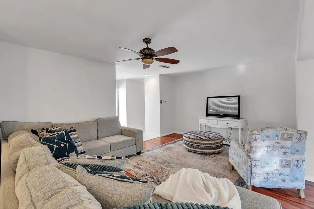 Sunny Retreat In Clearwater 2 Bedroom Home by RedAwning
