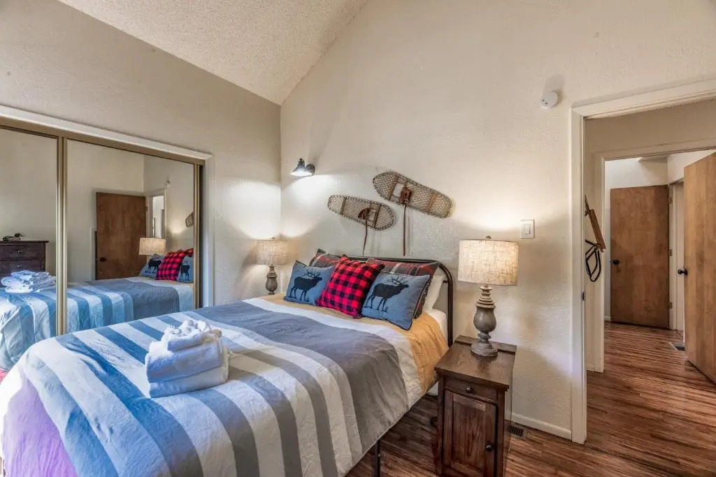 Cabin on the Creek, 2 Bedrooms, Sleeps 6, Hot Tub, Fireplace, Pet Friendly