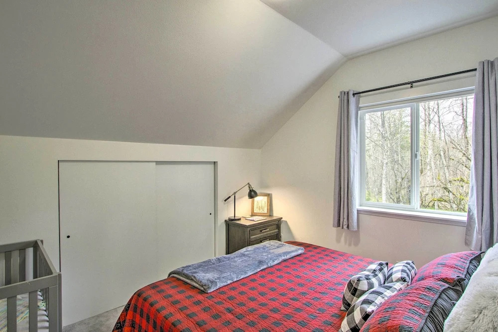 Modern Hideaway: Fire Pit, 5 Mi to Mt Rainier