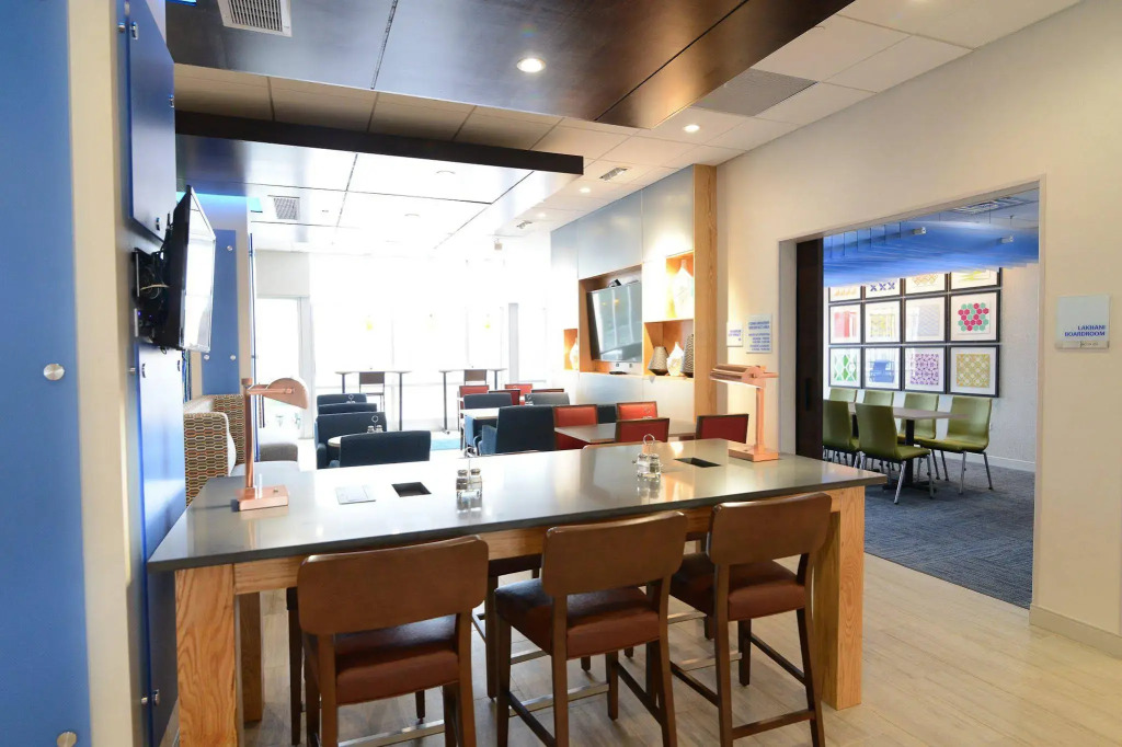 Holiday Inn Express & Suites Chicago North Shore - Niles by IHG