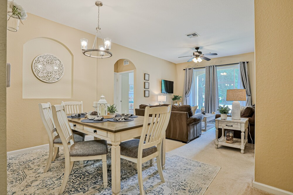Friendly Condo With Pool and hot tub Access, Wifi, Central AC, and Private W/D