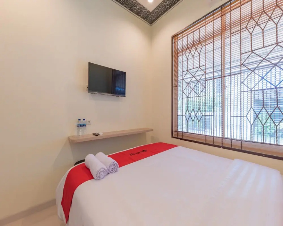 RedDoorz Plus near RSUD Gunung Jati Cirebon