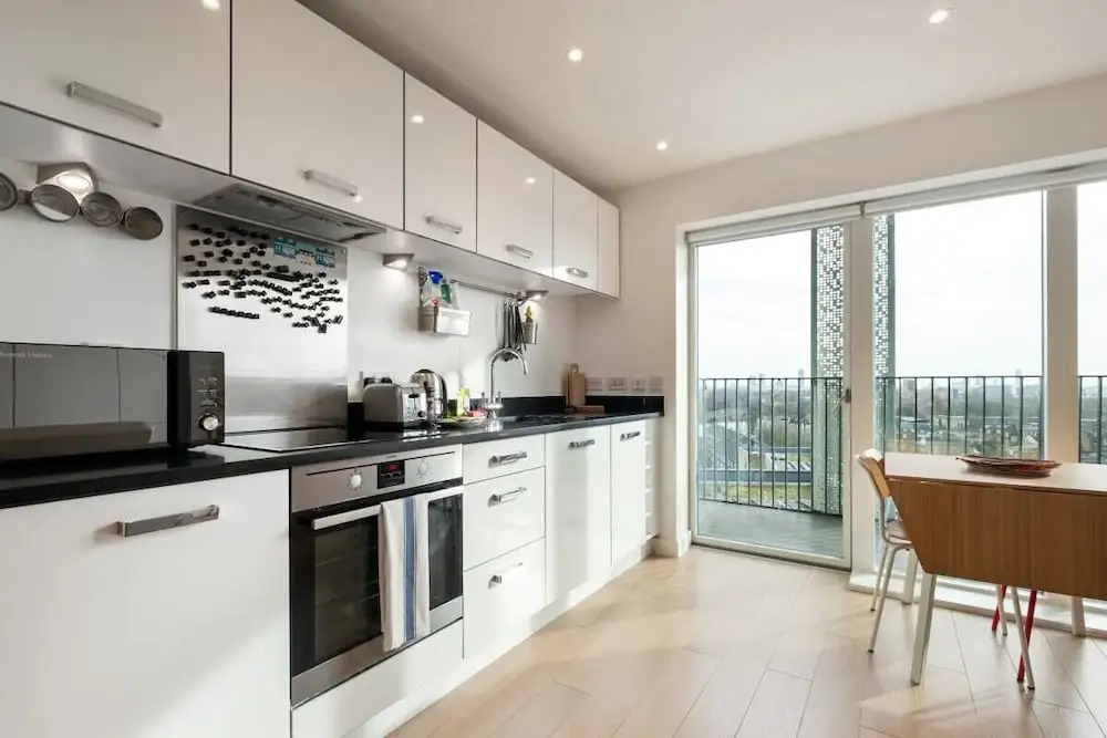 Chic & Contemporary Studio Apartment With Balcony in East London