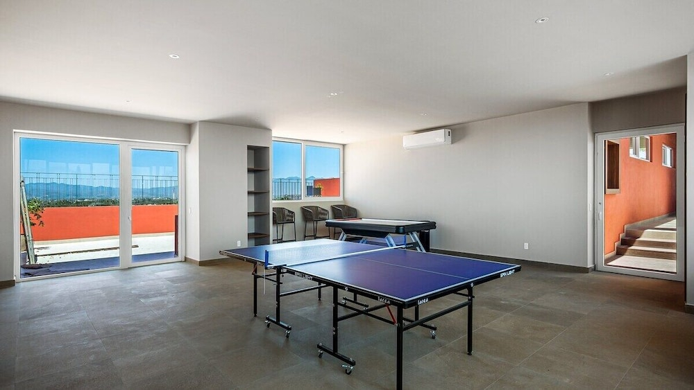 Equipped 3BR House - Pool - Gym - 5 min to Beach