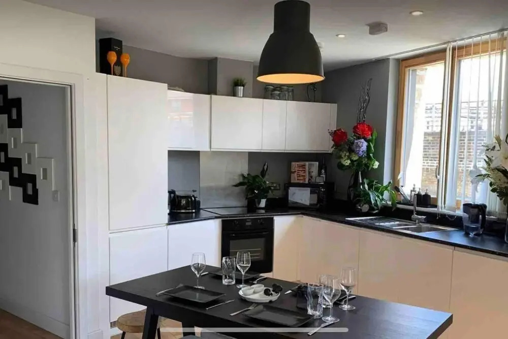 Notting Hill 2-bed Apt With Balcony, 1 min to Tube