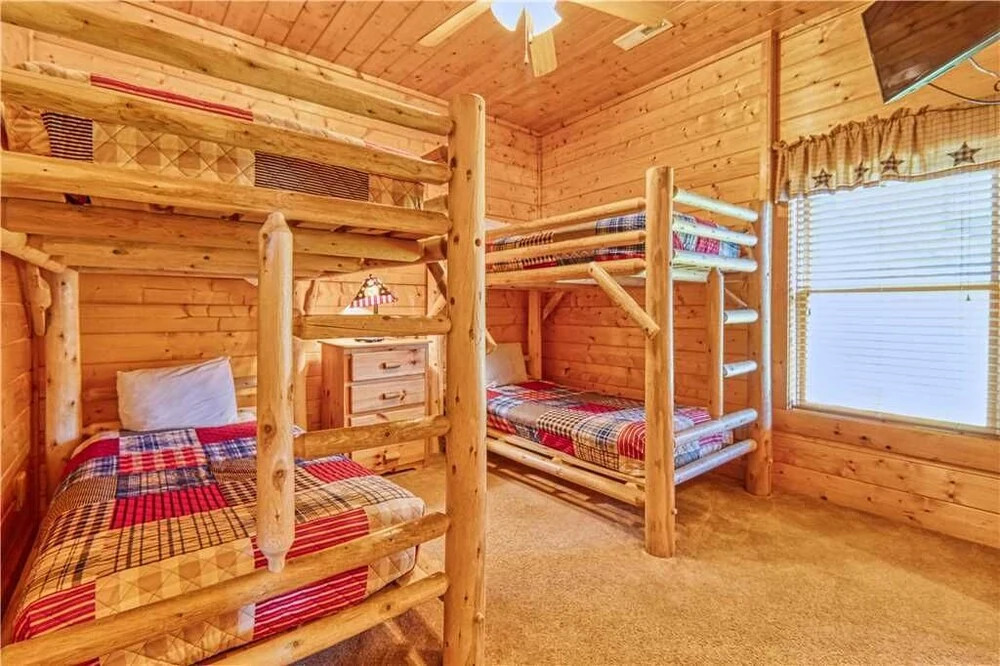 Smoky Mountain Retreat - Five Bedroom Cabin