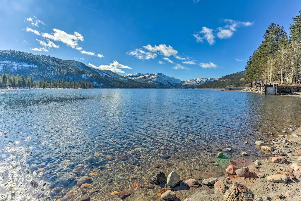 Sunny Cabin: 1 Mi to Tahoe Donner Resort!
