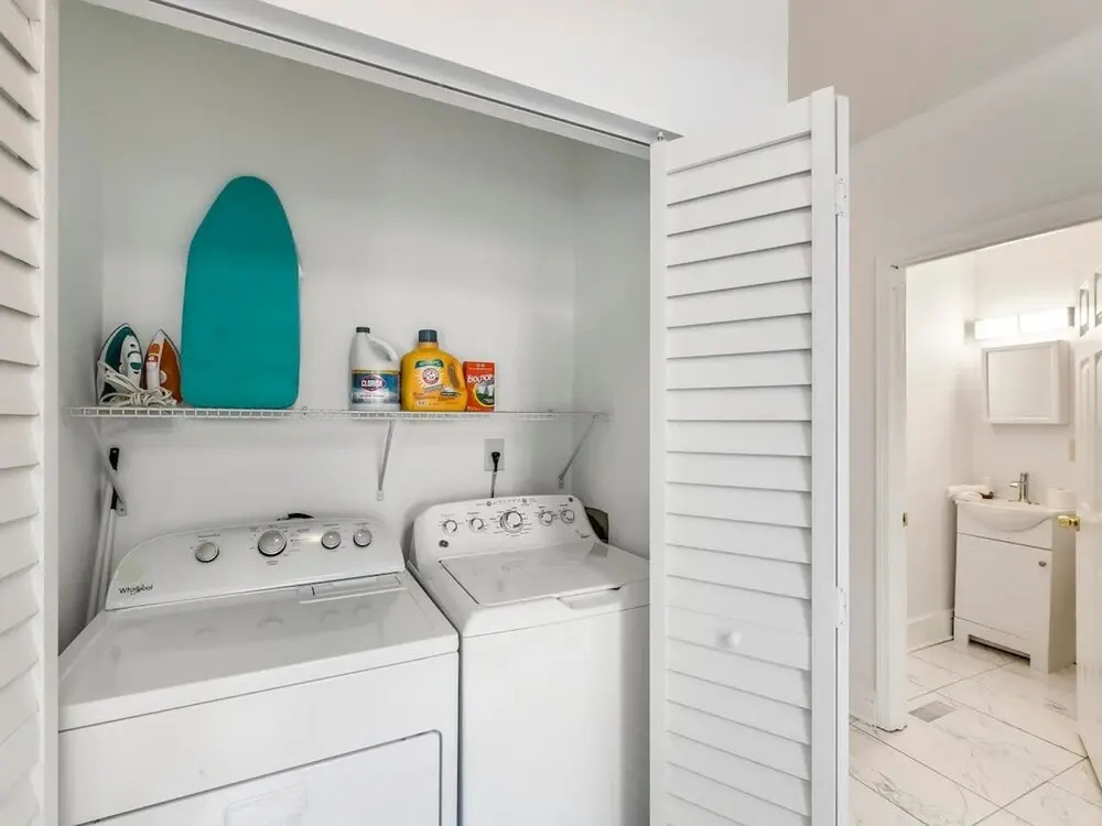 7 bedrooms Spacious House Near Downtown w Parking