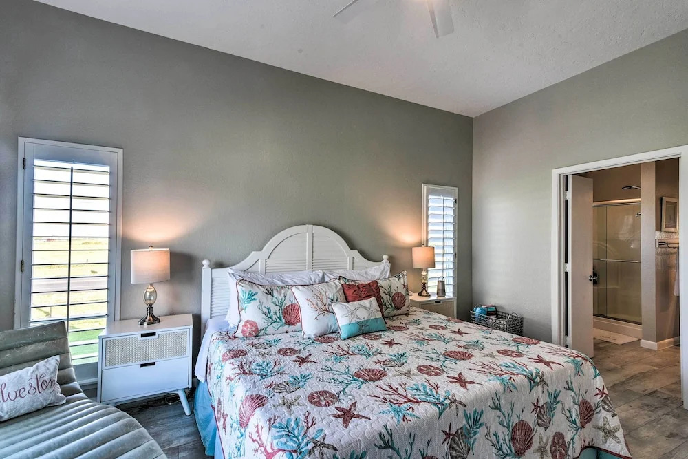 Ocean-View Kahala Beach Bliss Home in Galveston