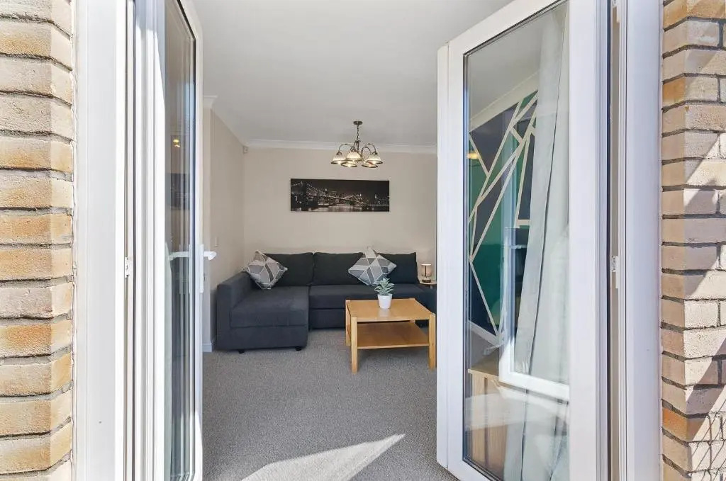 Central Townhouse with Free 2 space Parking, fast 50Mbps Wifi and Netflix, also Full Kitchen Washer and dryer with Balcony