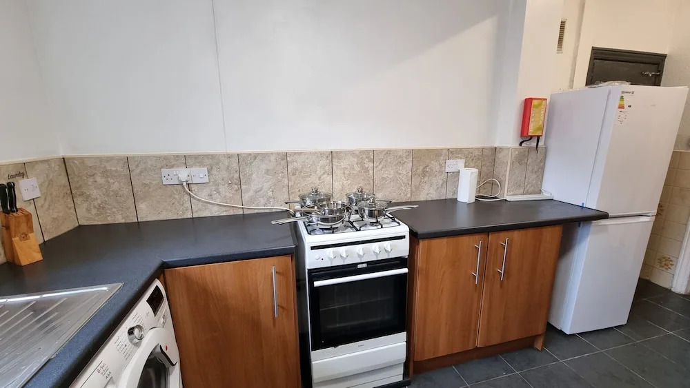 Spacious 4-bed House Great Location Coventry
