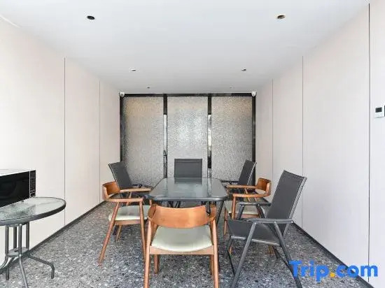 Mijia Youth Hotel (798 Art Park Gaojiayuan Subway Station Branch)