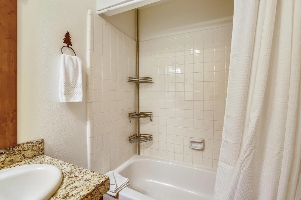 Pine Ridge 7e - Ski-in / Ski-out 3 Bedroom Condo by RedAwning