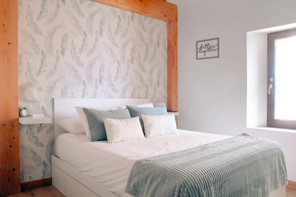 Elegant apt. for 4 in Burgos city center beside the Cathedral w/ Wifi