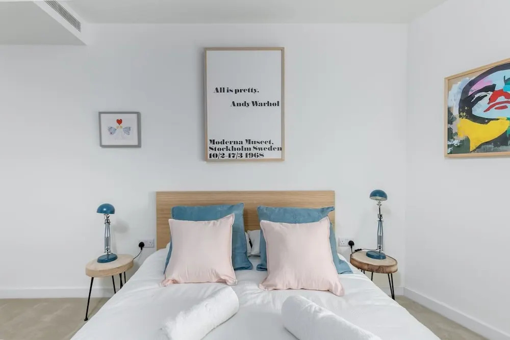 Bright 1 Bedroom Flat with Amazing Rooftop!